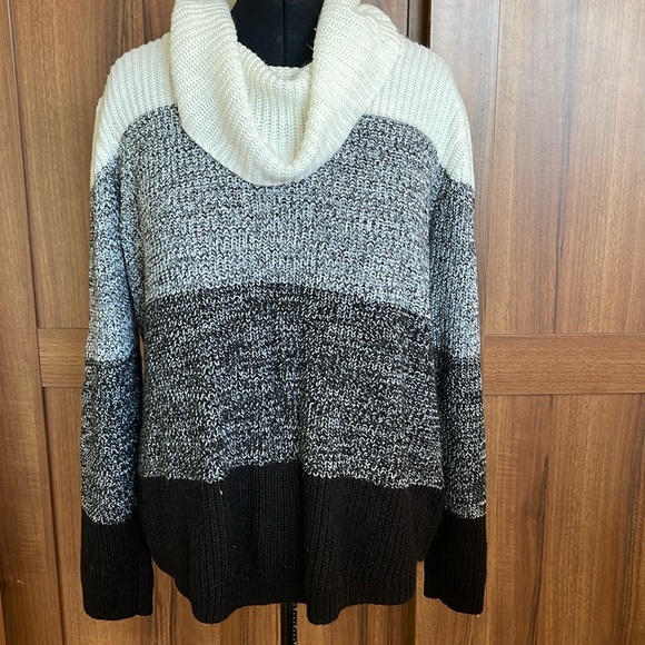Ladies Sweater - Picture 1 of 3